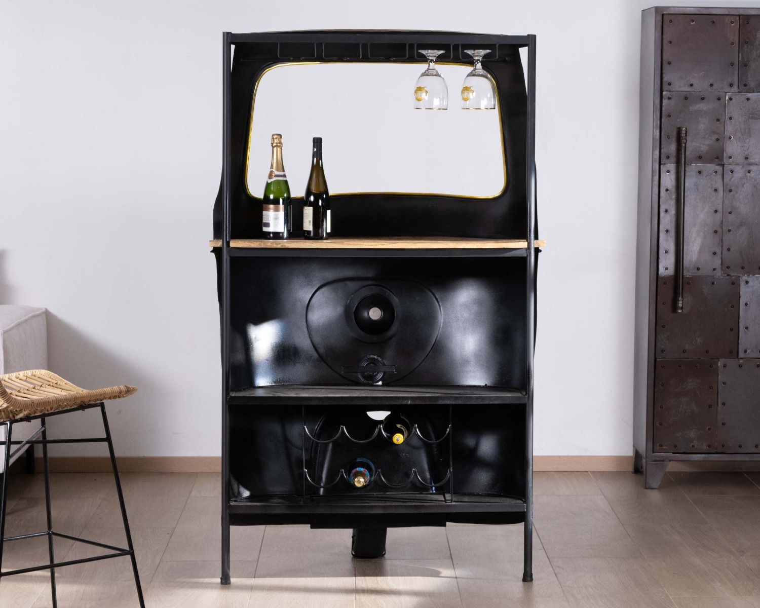 Bancone da bar in stile Tuk-tuk indiano nello spirito del recupero "Crazy