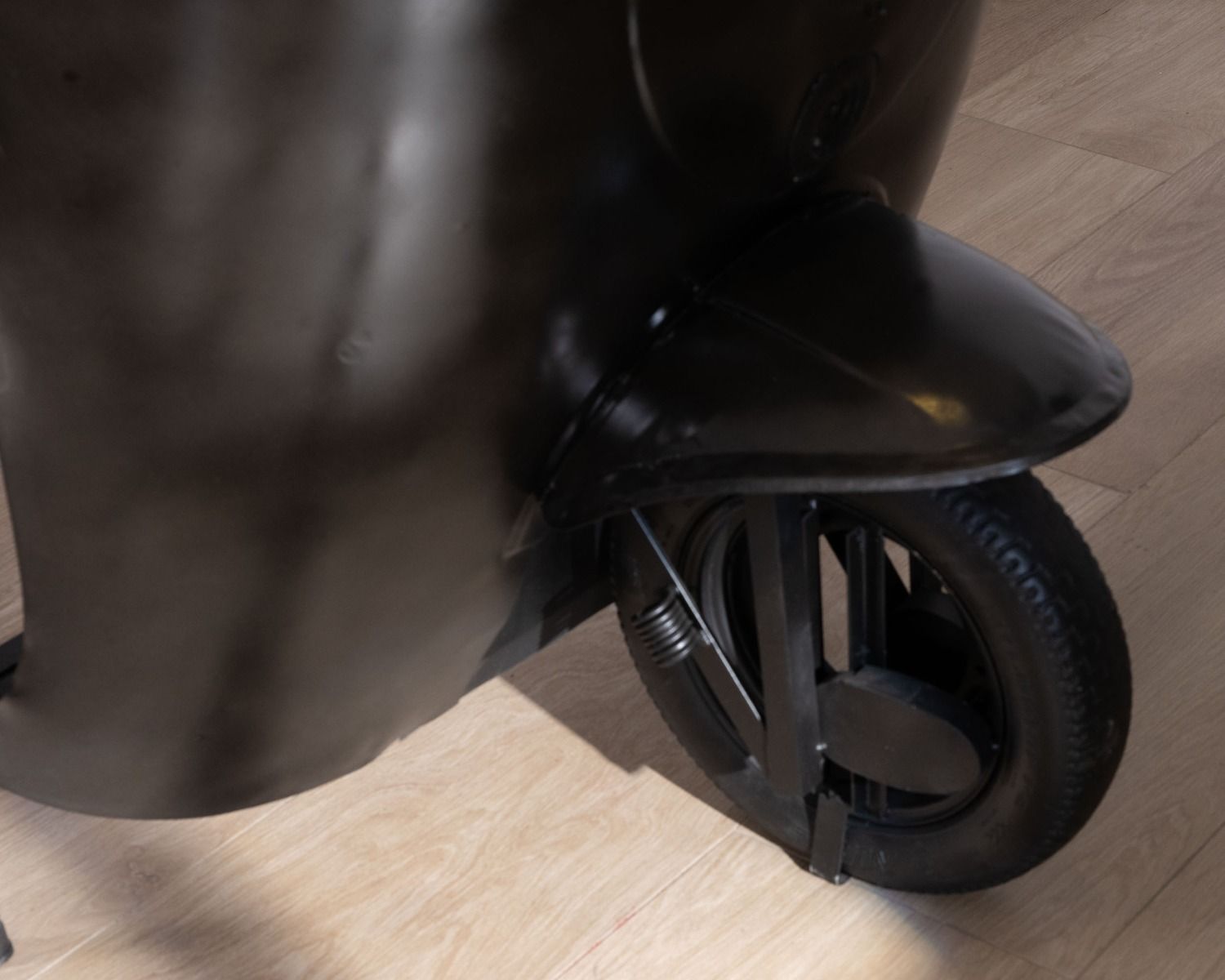 Bancone da bar in stile Tuk-tuk indiano nello spirito del recupero "Crazy