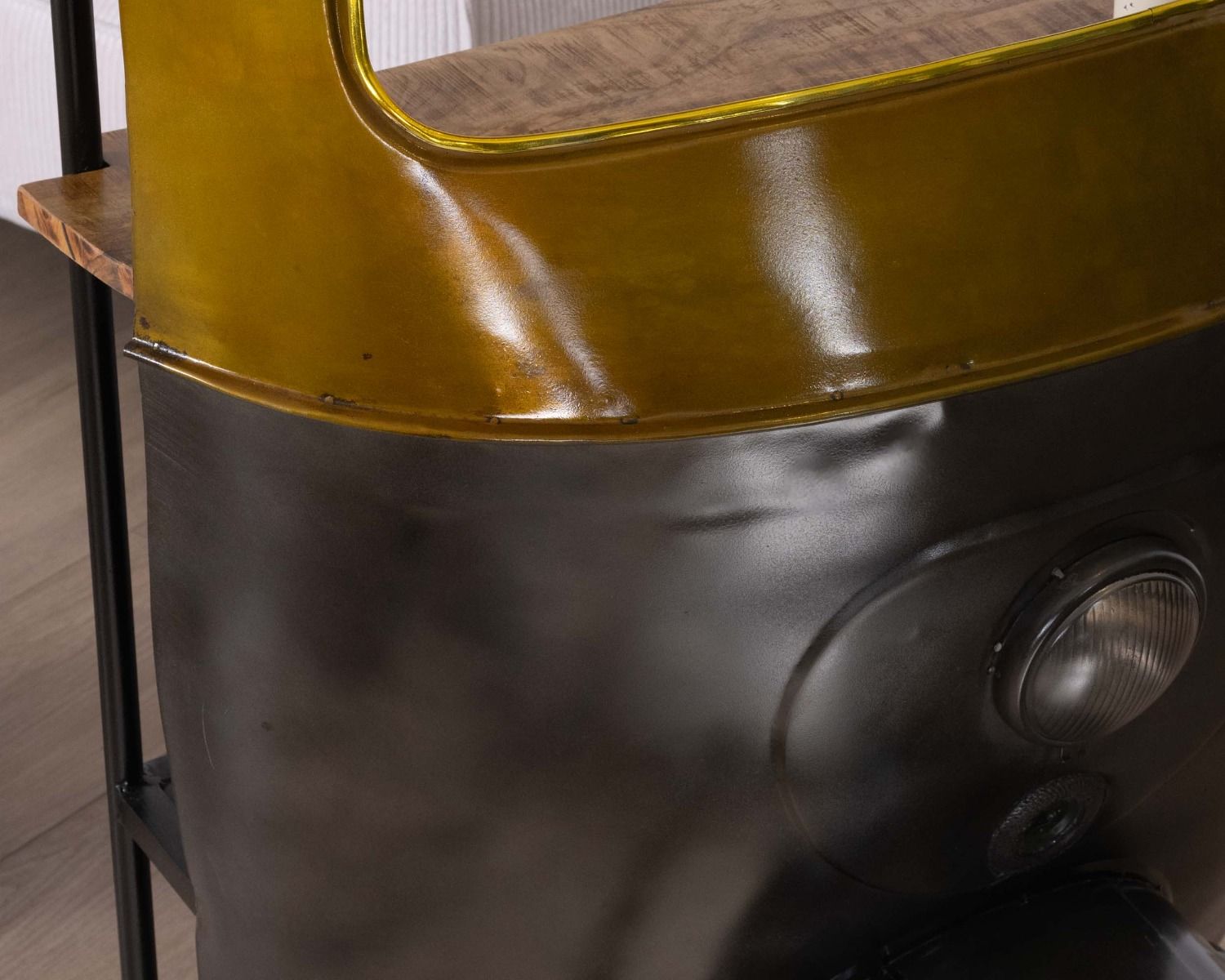 Bancone da bar in stile Tuk-tuk indiano nello spirito del recupero "Crazy