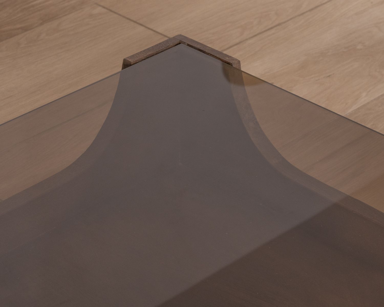 Tavolino quadrato "Slody" in legno di mango con piano in vetro