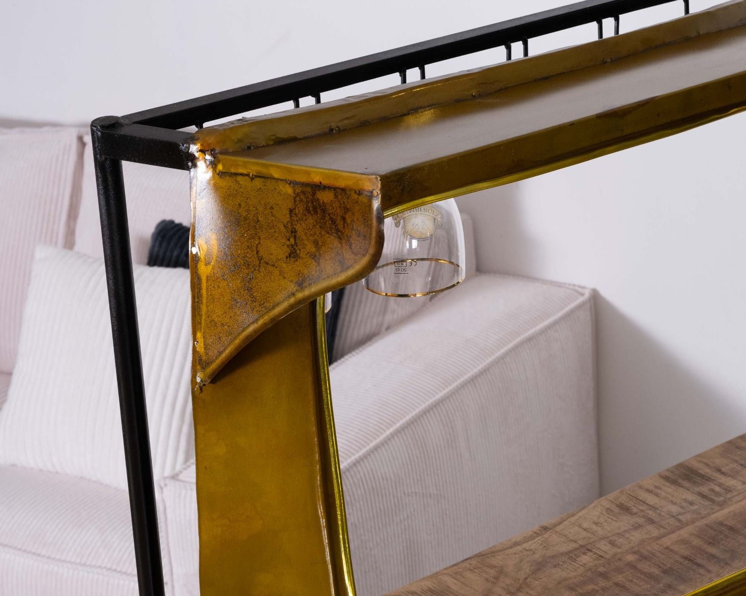 Bancone da bar in stile Tuk-tuk indiano nello spirito del recupero "Crazy