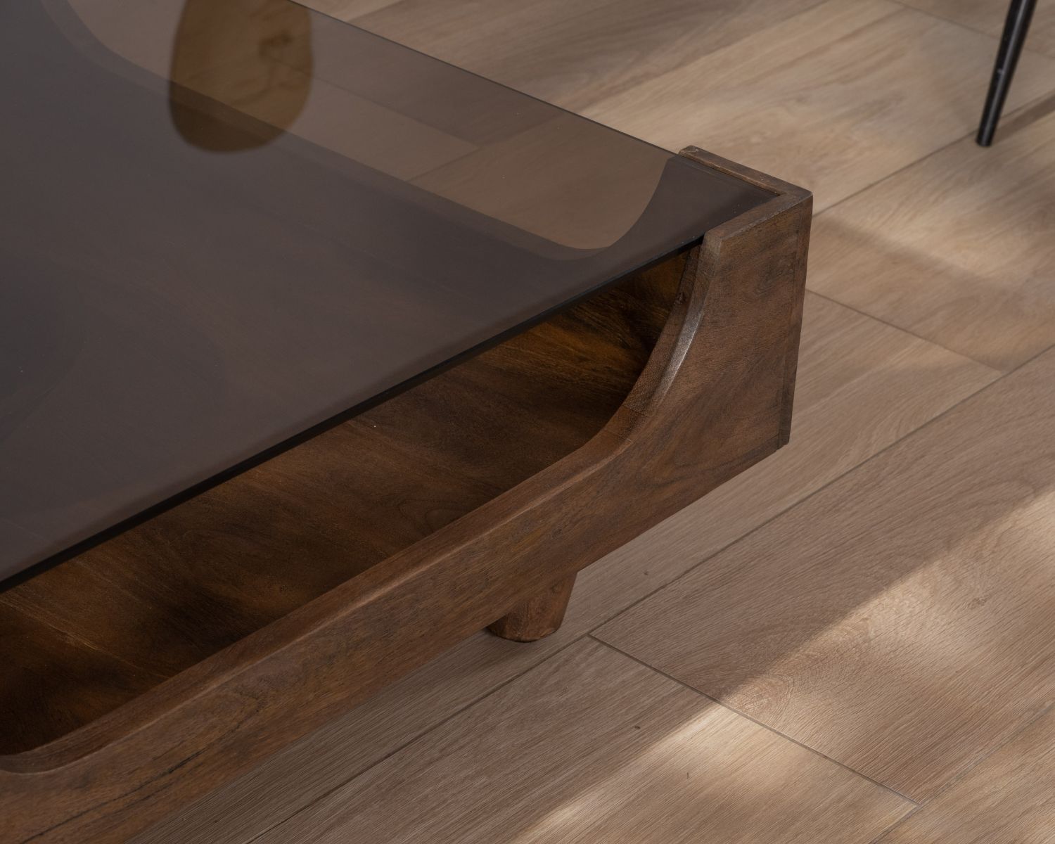 Tavolino quadrato "Slody" in legno di mango con piano in vetro