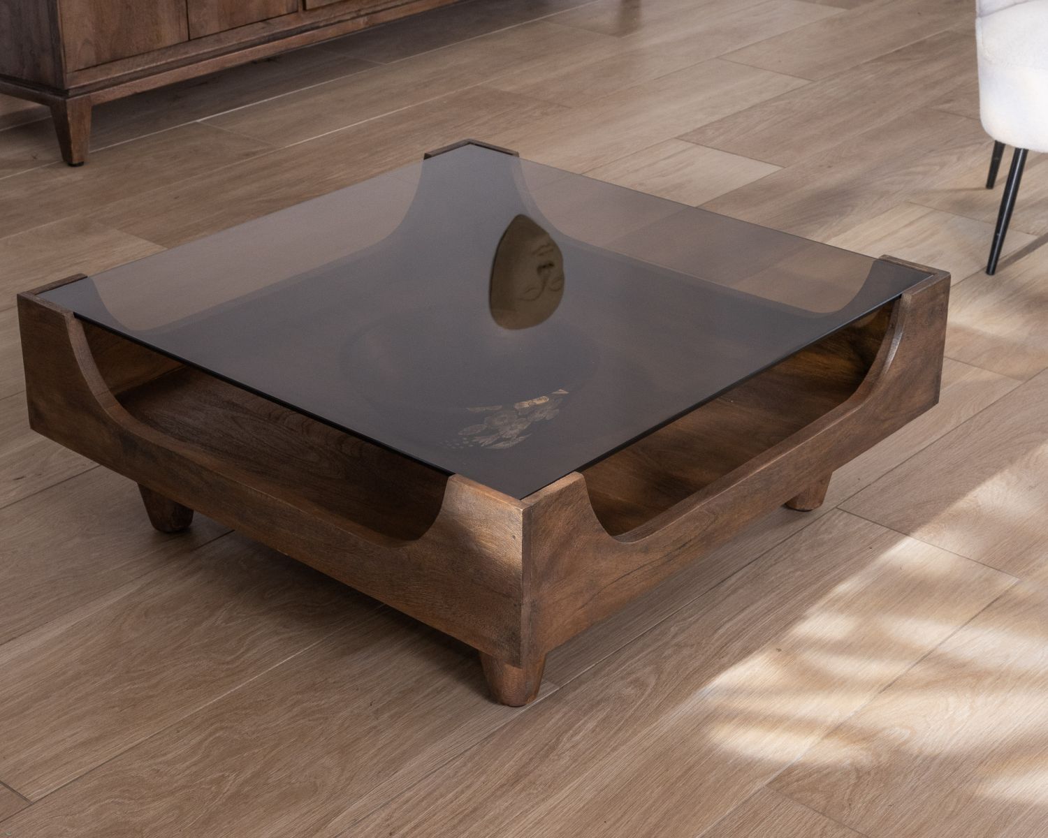 Tavolino quadrato "Slody" in legno di mango con piano in vetro