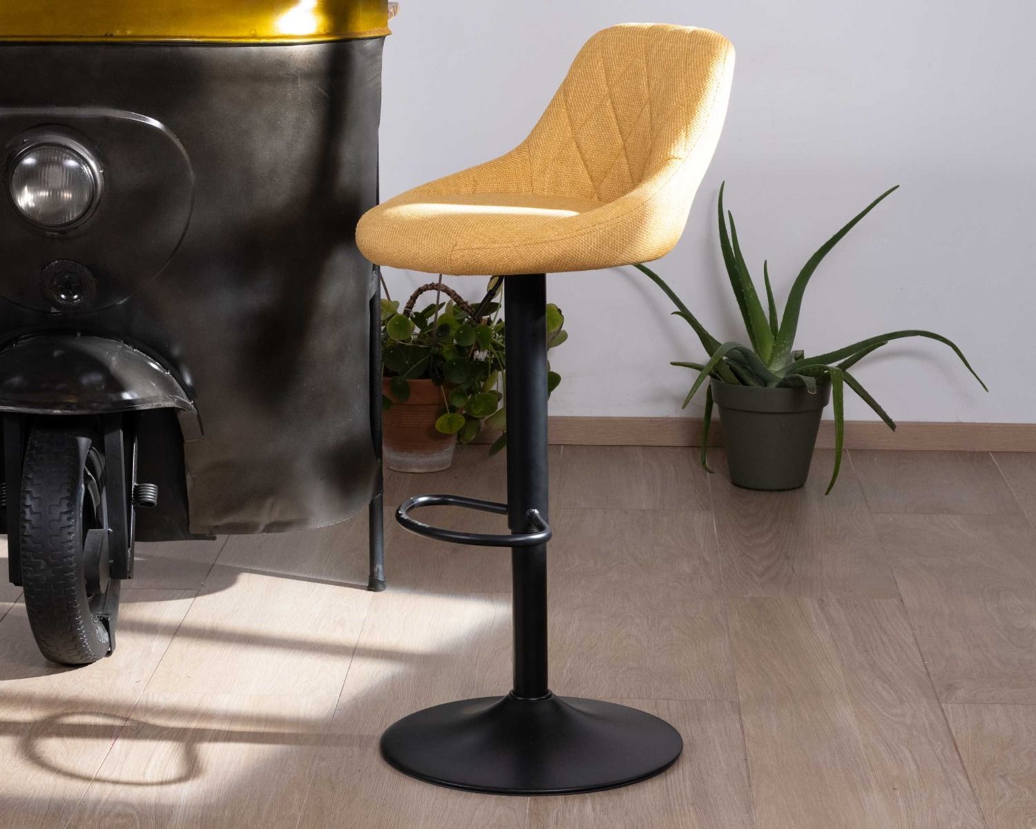 Set di 2 sedie da bar regolabili in altezza "O'Neal" in tessuto giallo con gambe in metallo nero