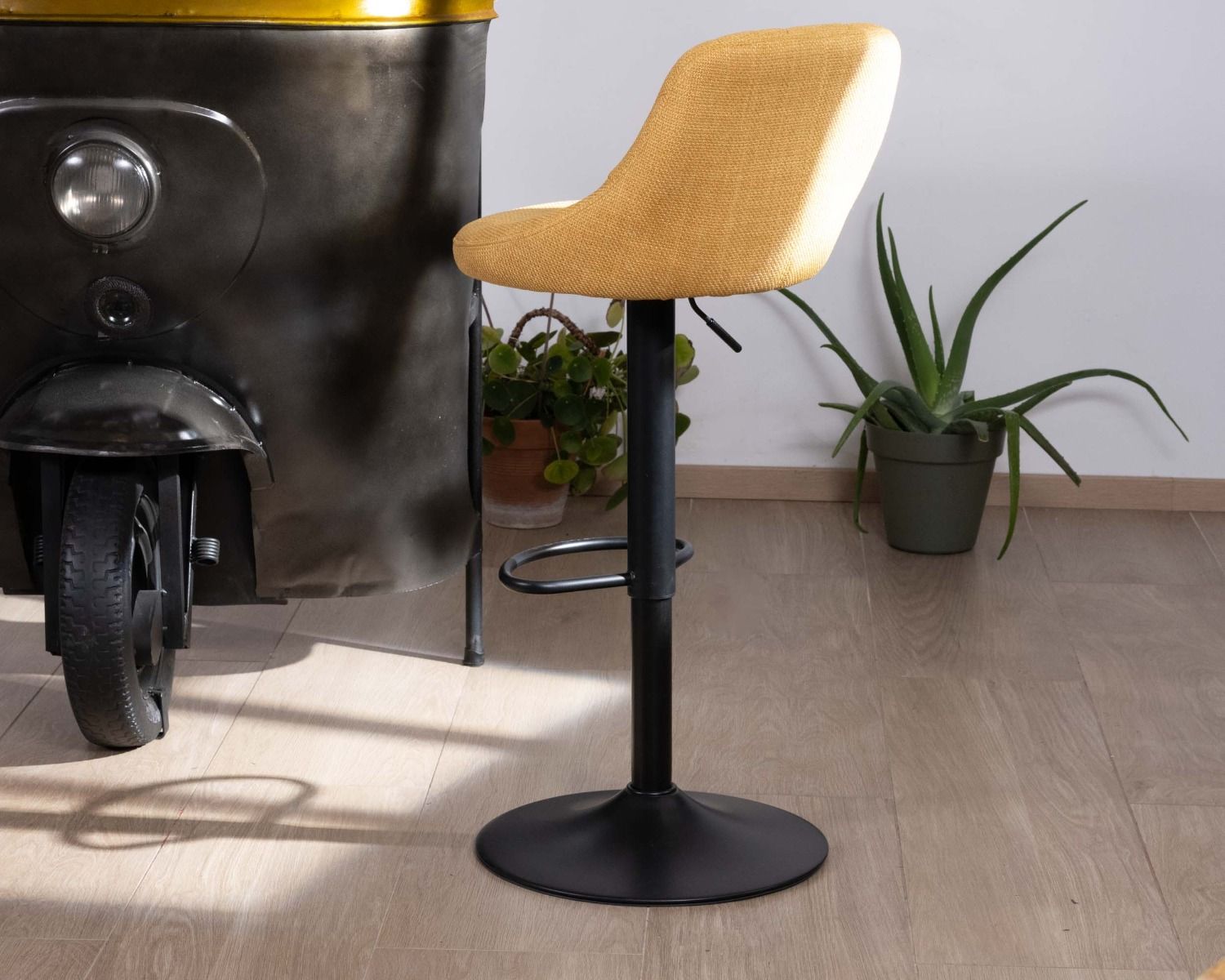 Set di 2 sedie da bar regolabili in altezza "O'Neal" in tessuto giallo con gambe in metallo nero