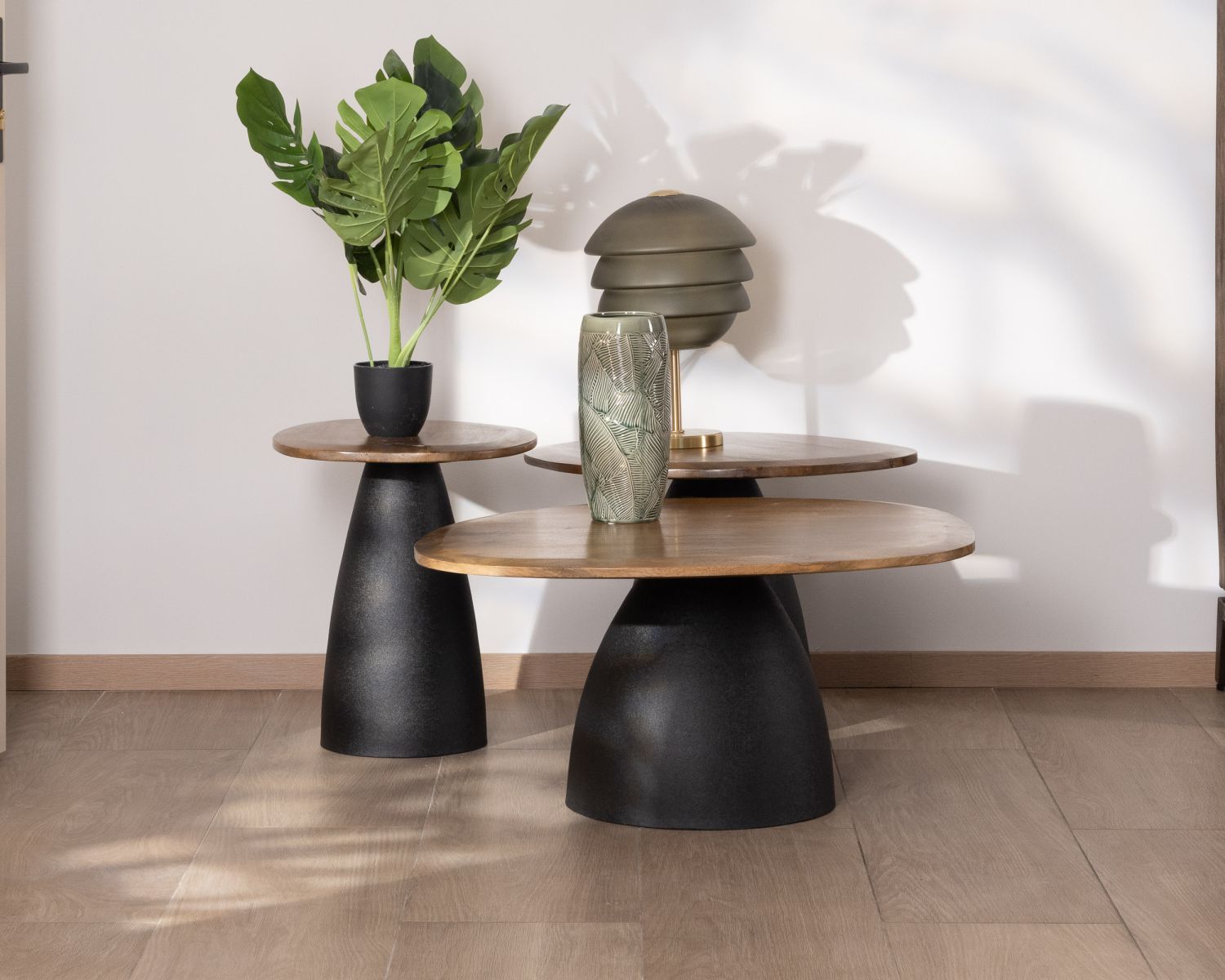 Set di 3 tavolini in legno e metallo "Daun" a forma di ciottoli naturali