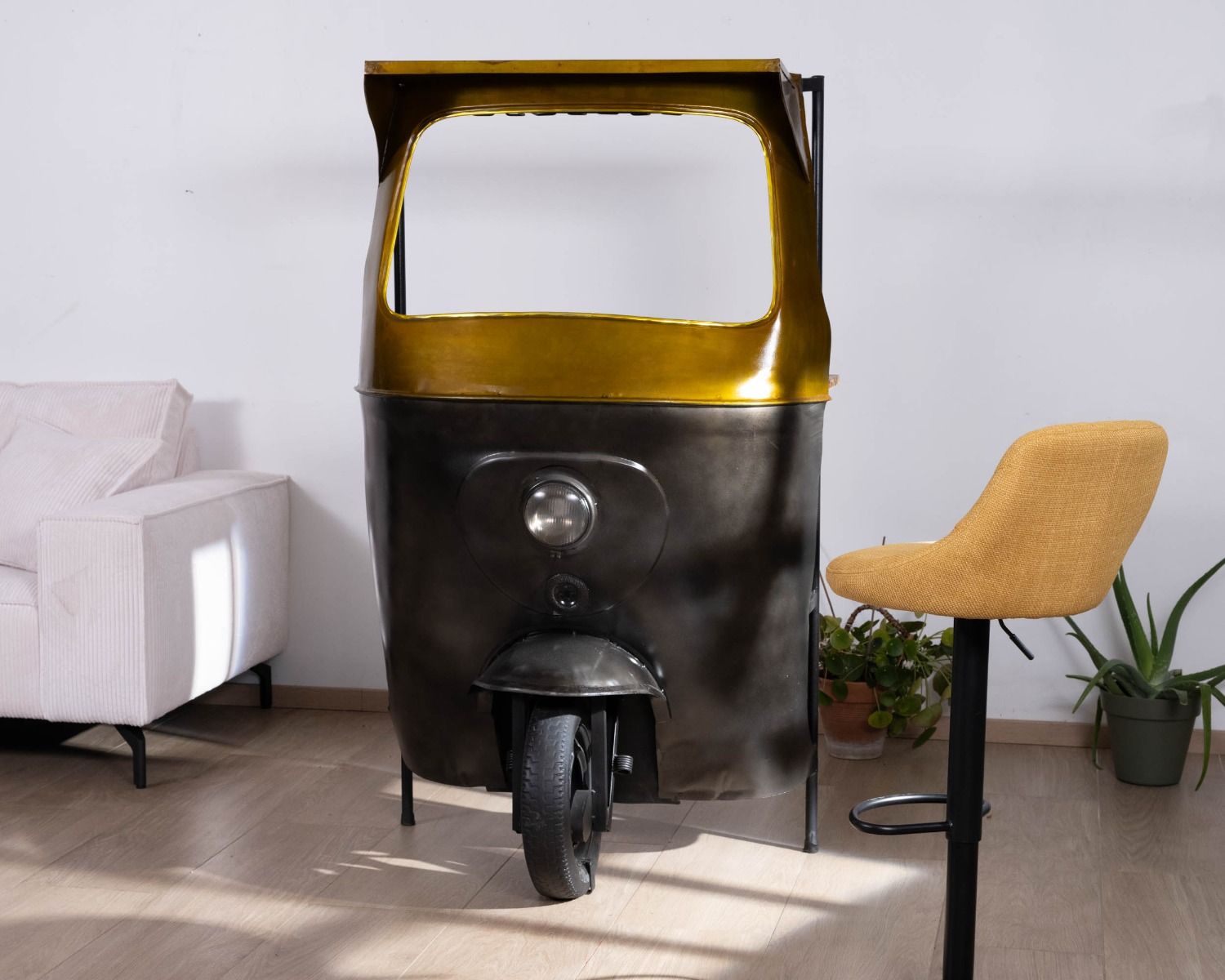 Bancone da bar in stile Tuk-tuk indiano nello spirito del recupero "Crazy