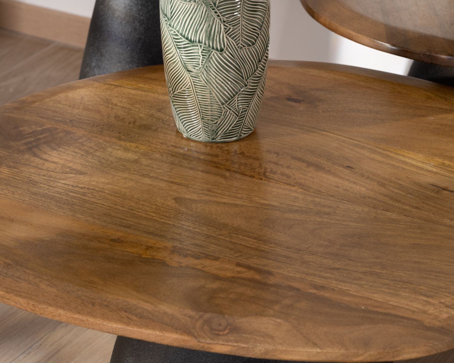 Set di 3 tavolini in legno e metallo "Daun" a forma di ciottoli naturali