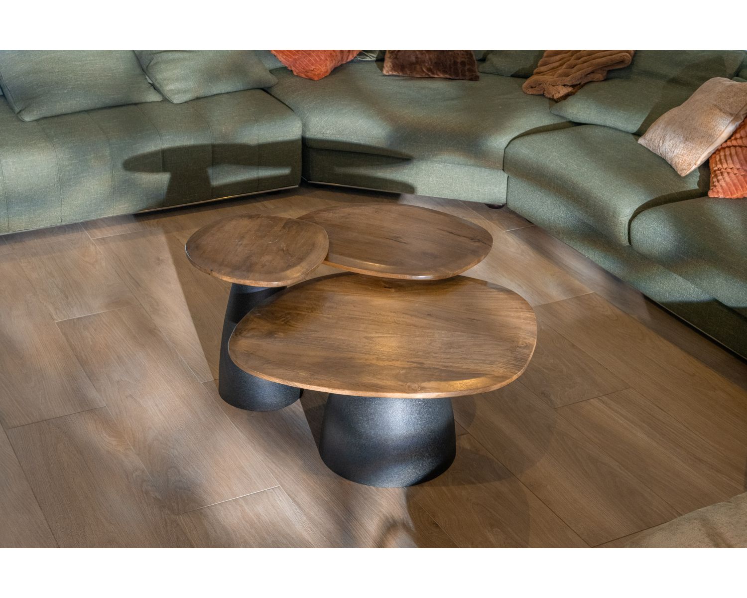 Set di 3 tavolini in legno e metallo "Daun" a forma di ciottoli naturali