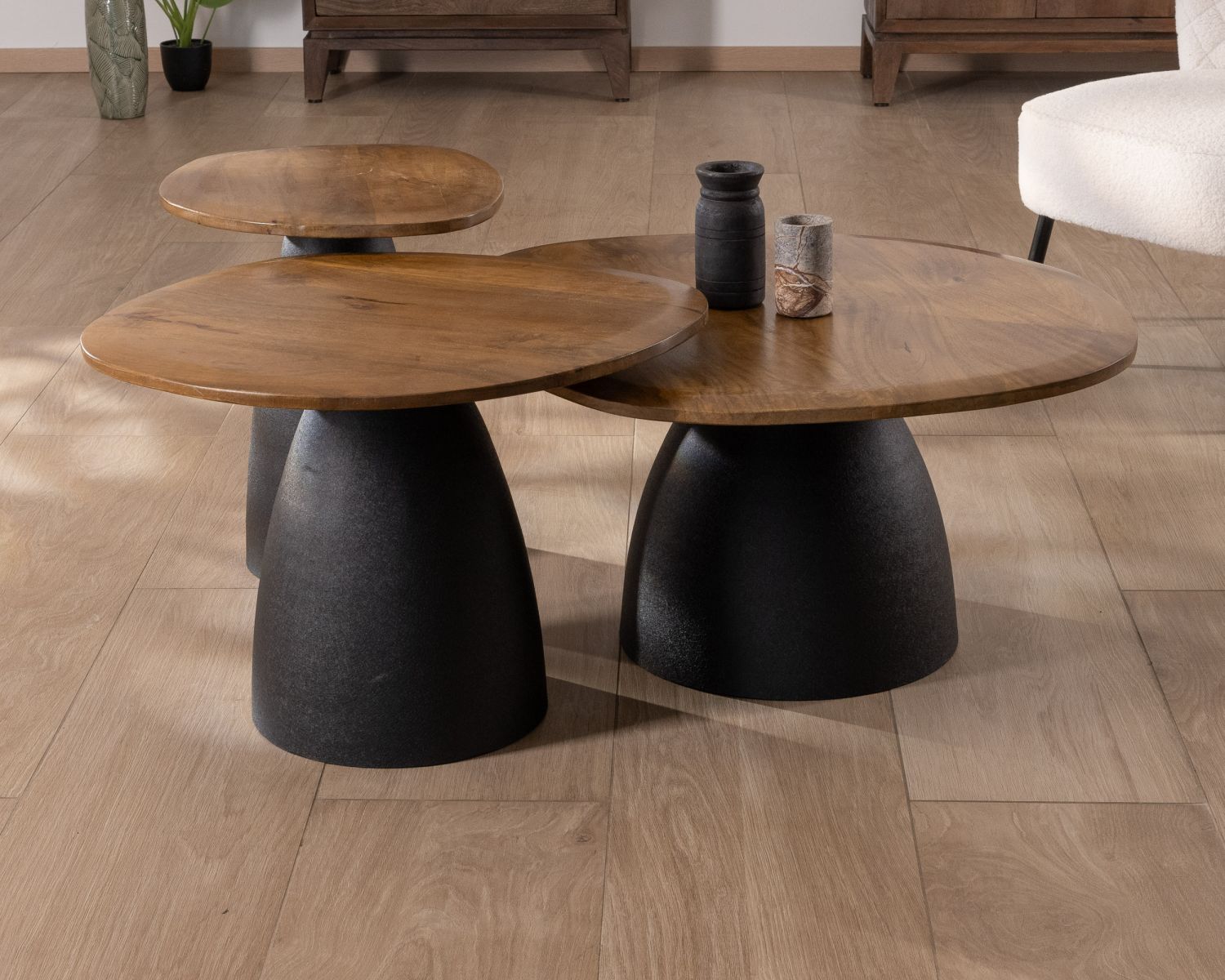 Set di 3 tavolini in legno e metallo "Daun" a forma di ciottoli naturali