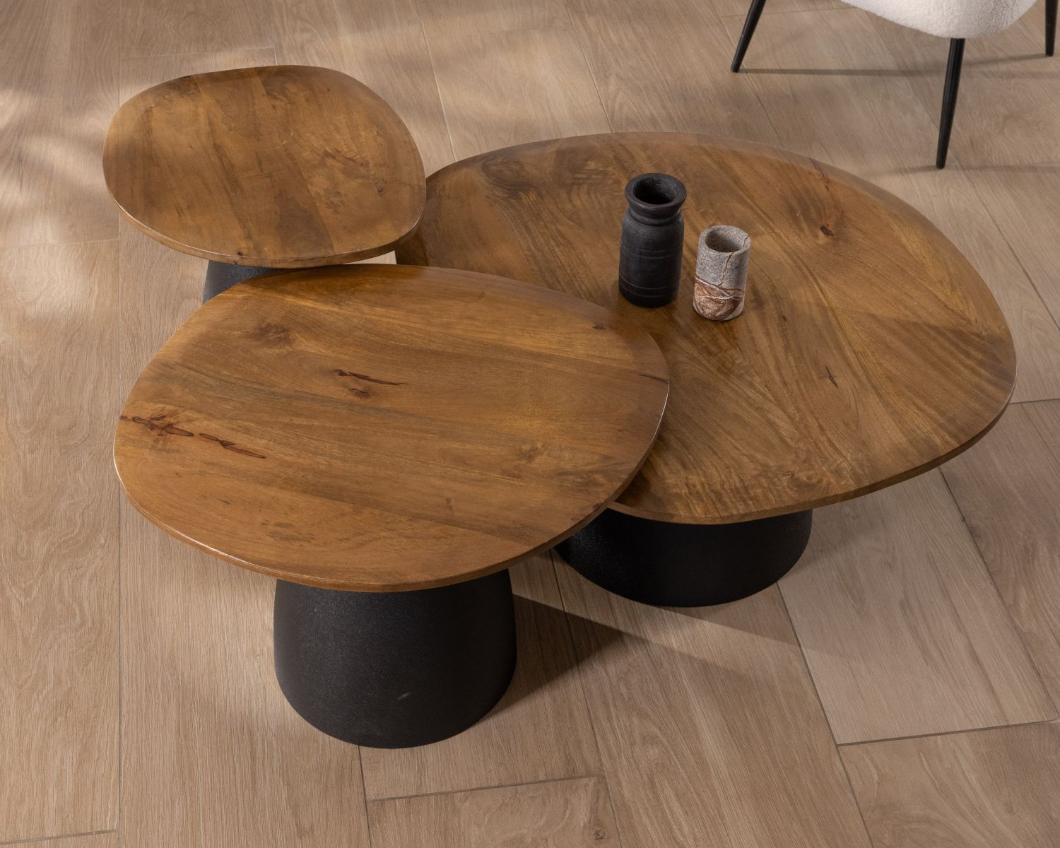 Set di 3 tavolini in legno e metallo "Daun" a forma di ciottoli naturali