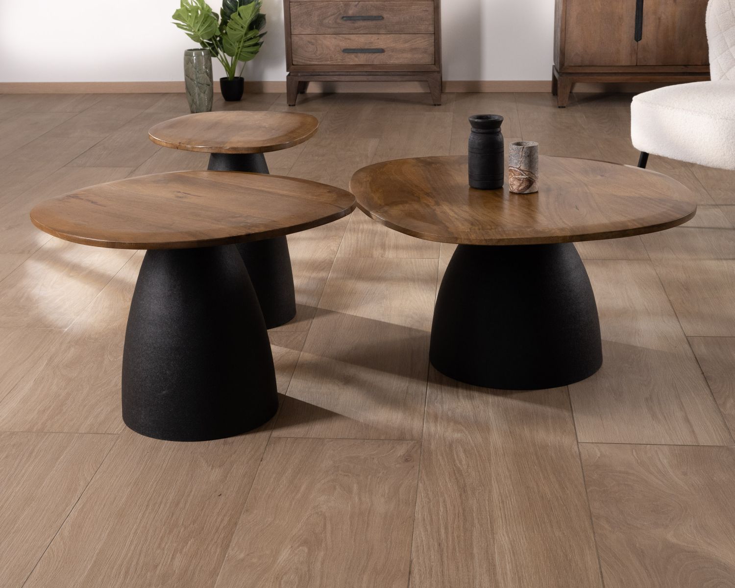 Set di 3 tavolini in legno e metallo "Daun" a forma di ciottoli naturali