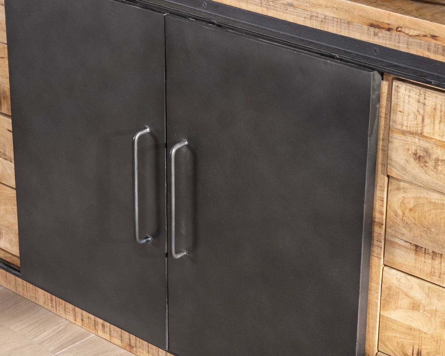 Buffet "Caractère" in metallo e legno da 200 cm con ante scorrevoli