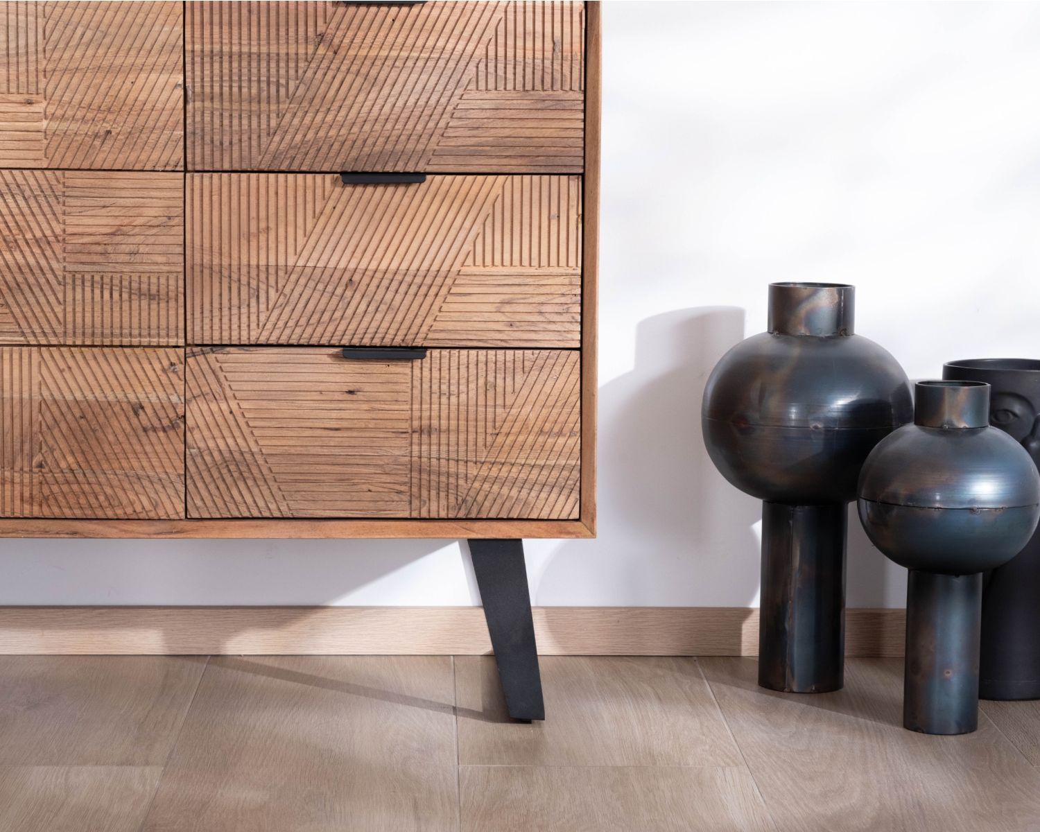 Contenitore basso con cassetti "Uky" da 160 cm, design contemporaneo dal sapore retrò