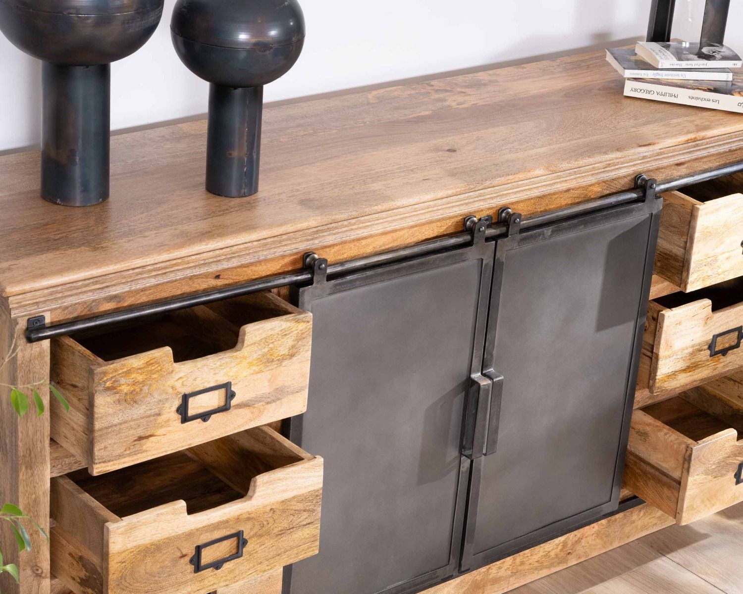 Credenza "Haden" in legno massiccio e metallo in stile industriale