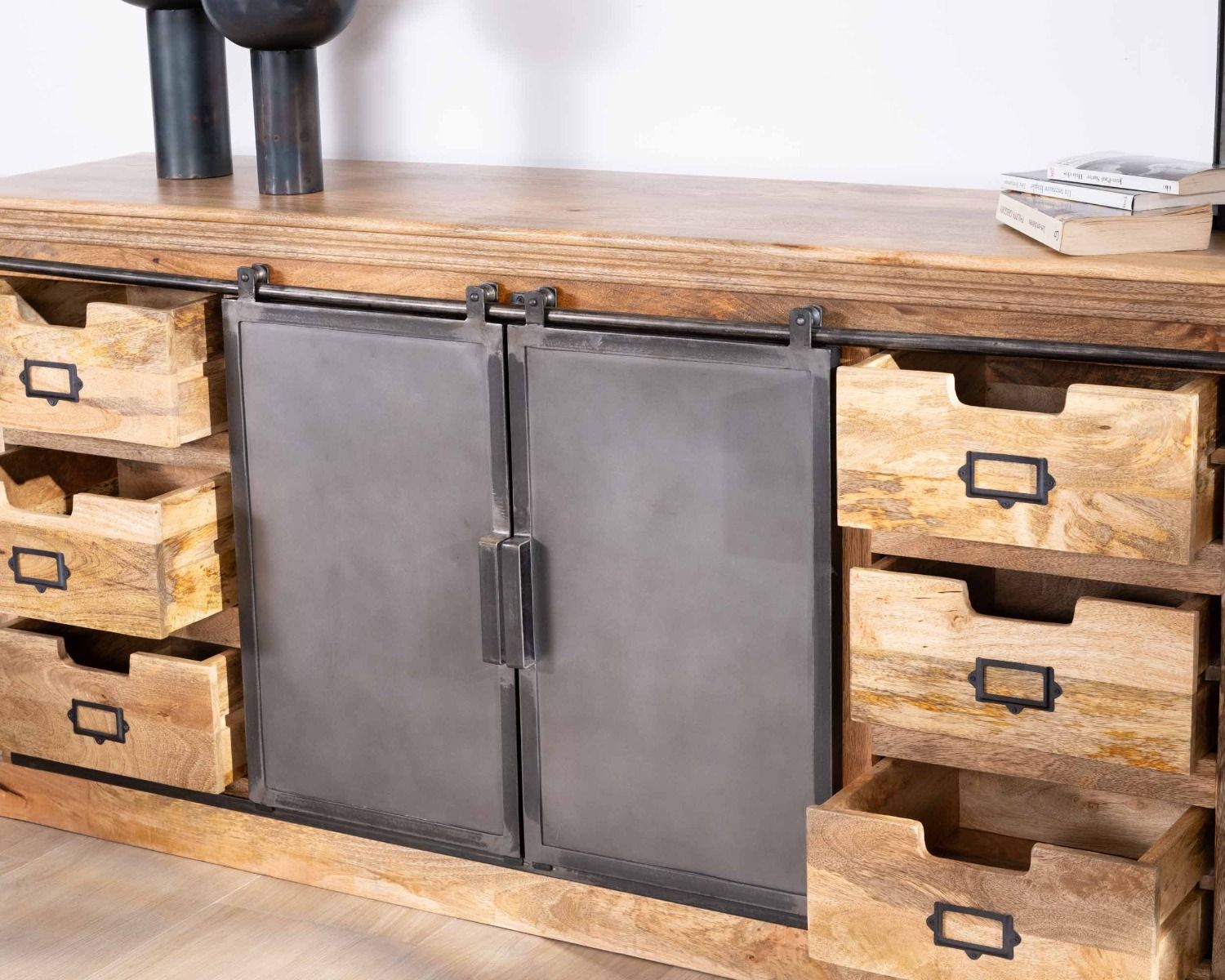 Credenza "Haden" in legno massiccio e metallo in stile industriale