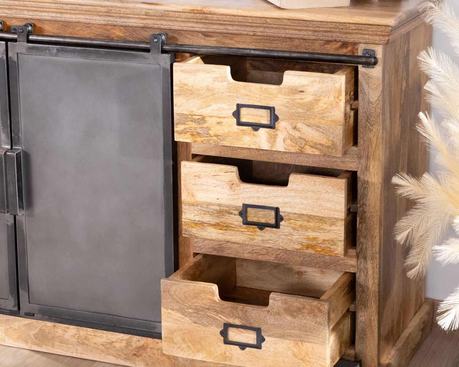 Credenza "Haden" in legno massiccio e metallo in stile industriale