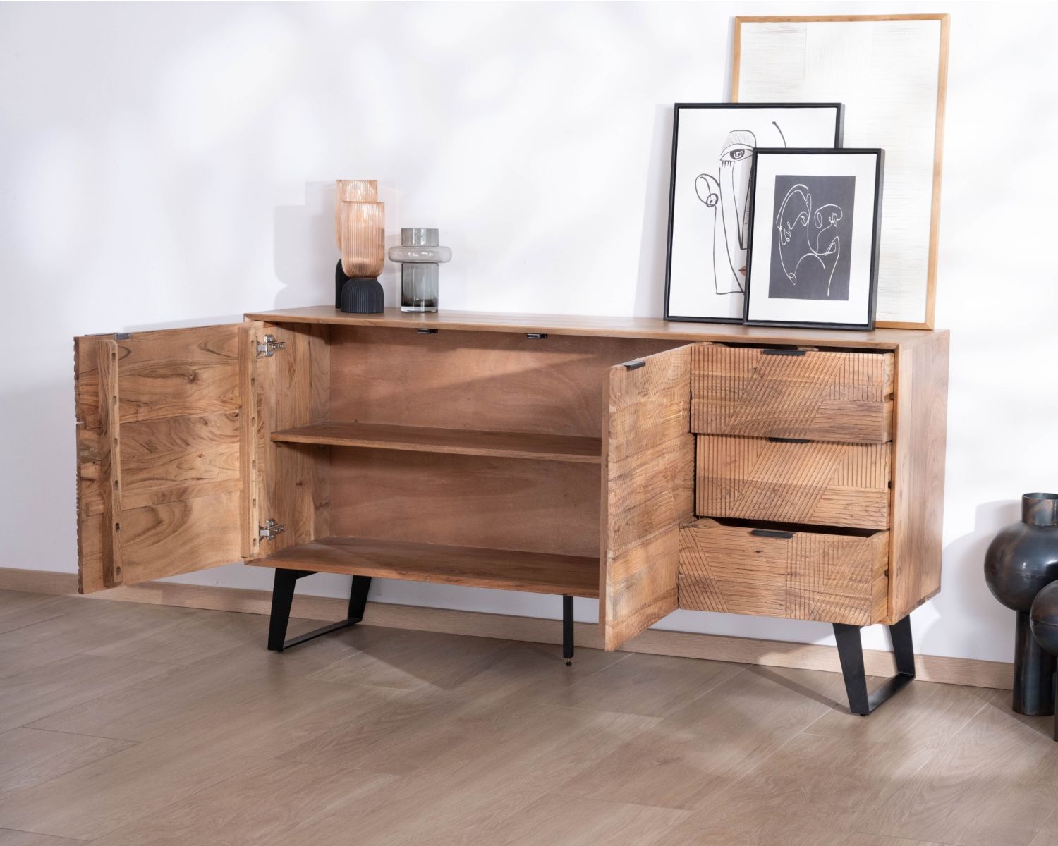 Contenitore basso con cassetti "Uky" da 160 cm, design contemporaneo dal sapore retrò