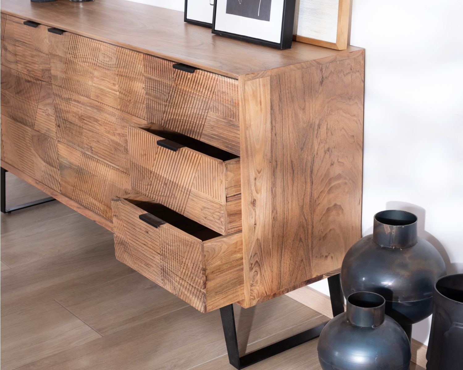 Contenitore basso con cassetti "Uky" da 160 cm, design contemporaneo dal sapore retrò