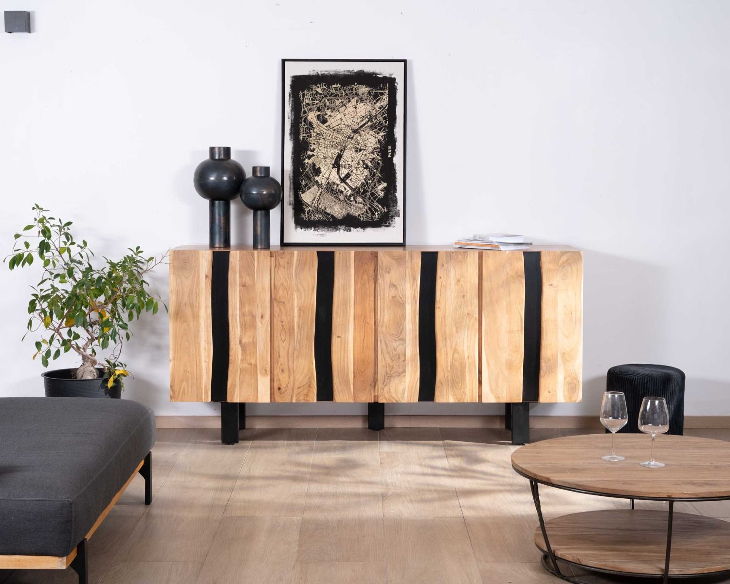 Grande credenza di 190 cm in legno massiccio di acacia e metallo nero dal design "Zen Black"