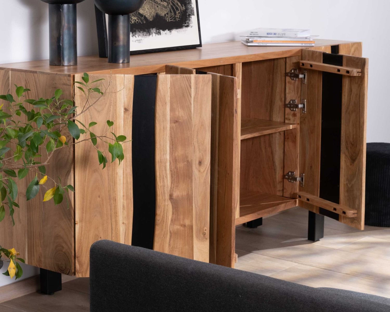 Grande credenza di 190 cm in legno massiccio di acacia e metallo nero dal design "Zen Black"