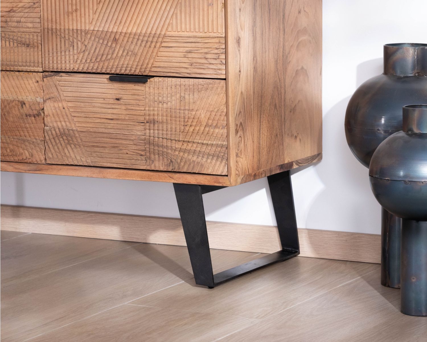 Contenitore basso con cassetti "Uky" da 160 cm, design contemporaneo dal sapore retrò