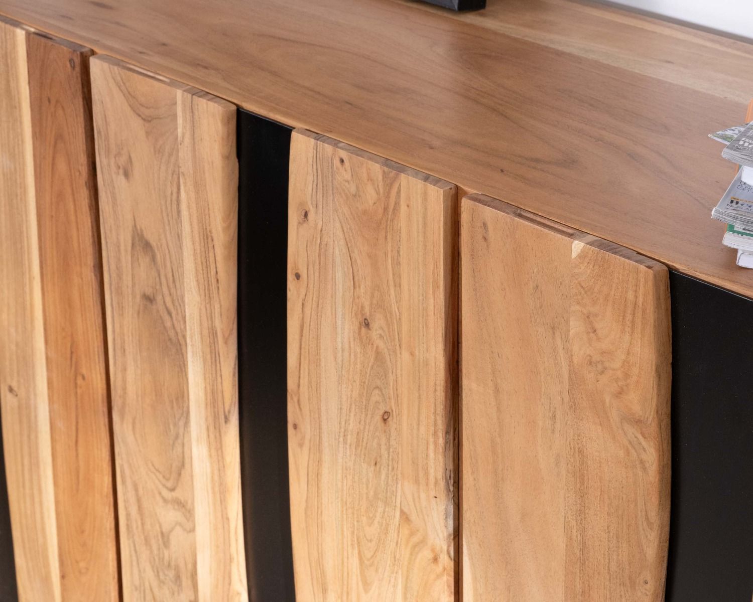 Grande credenza di 190 cm in legno massiccio di acacia e metallo nero dal design "Zen Black"