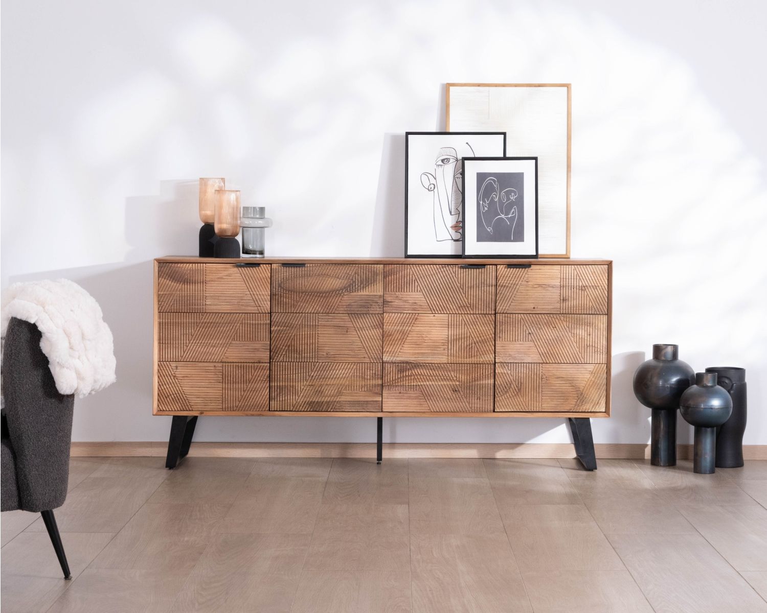 Credenza a 4 ante "Uky" in legno d'acacia, design contemporaneo dal sapore retrò