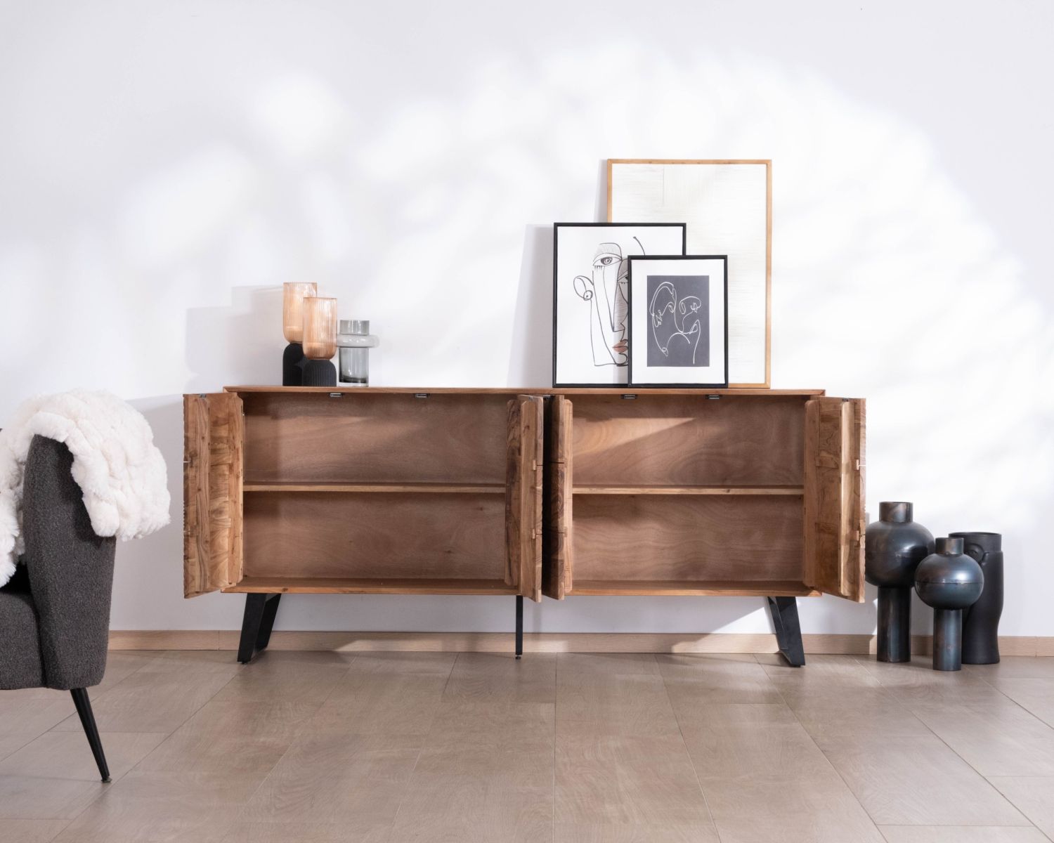 Credenza a 4 ante "Uky" in legno d'acacia, design contemporaneo dal sapore retrò