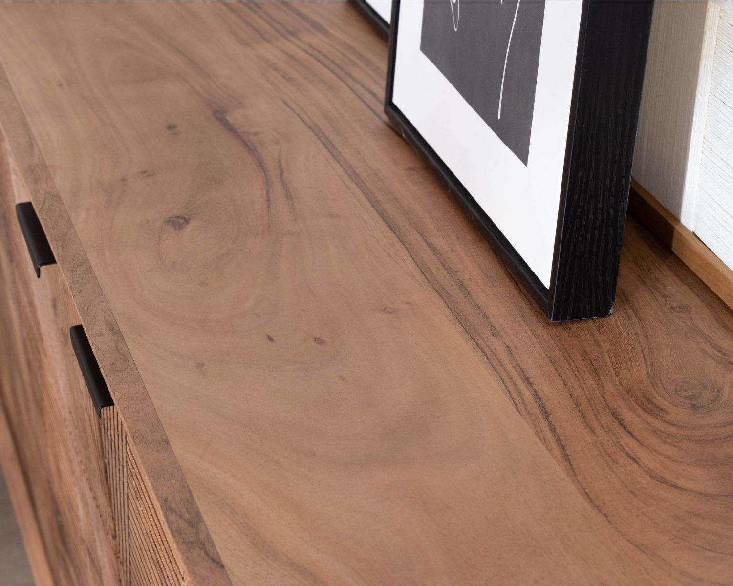 Credenza a 4 ante "Uky" in legno d'acacia, design contemporaneo dal sapore retrò