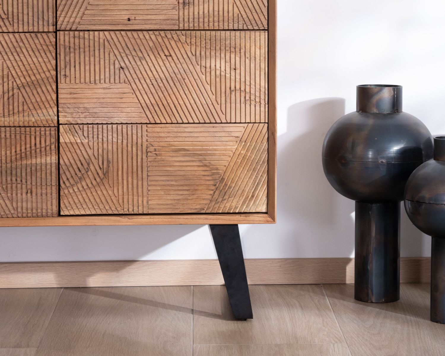 Credenza a 4 ante "Uky" in legno d'acacia, design contemporaneo dal sapore retrò