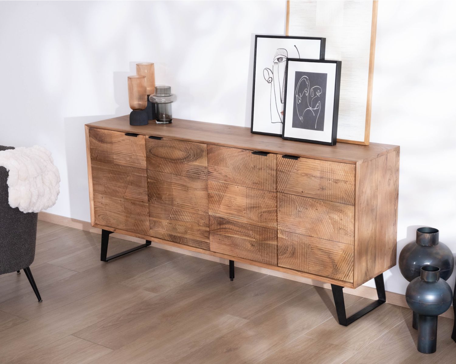 Credenza a 4 ante "Uky" in legno d'acacia, design contemporaneo dal sapore retrò
