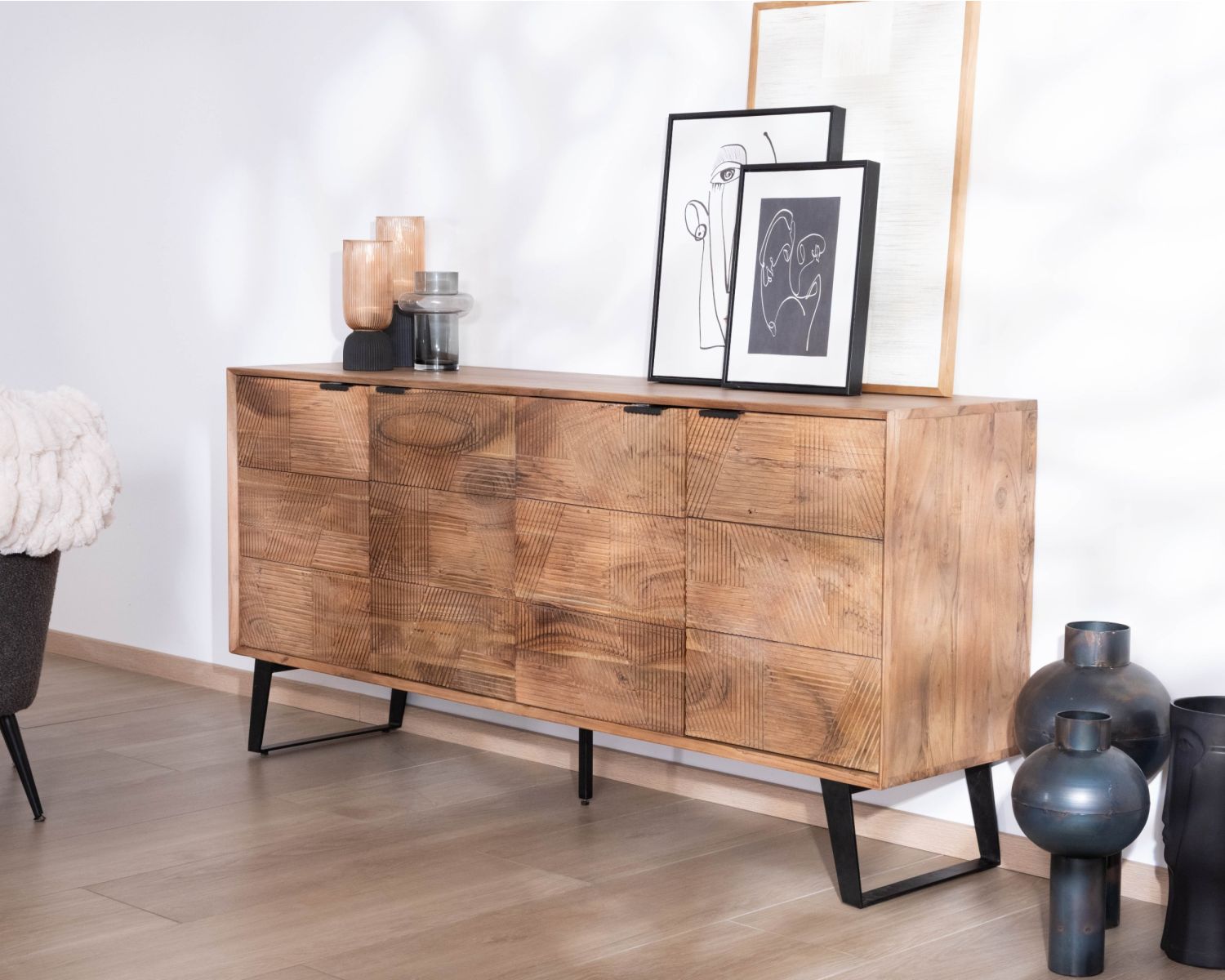 Credenza a 4 ante "Uky" in legno d'acacia, design contemporaneo dal sapore retrò