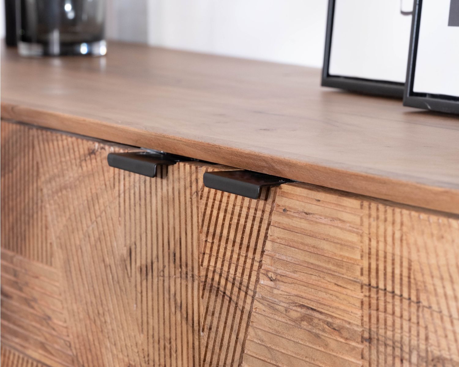 Credenza a 4 ante "Uky" in legno d'acacia, design contemporaneo dal sapore retrò
