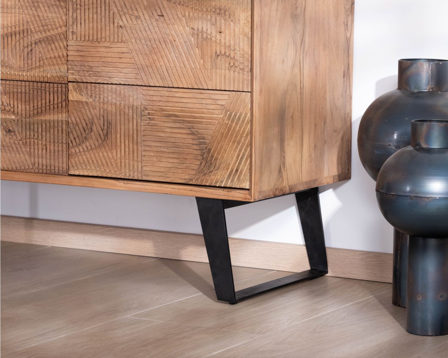 Credenza a 4 ante "Uky" in legno d'acacia, design contemporaneo dal sapore retrò
