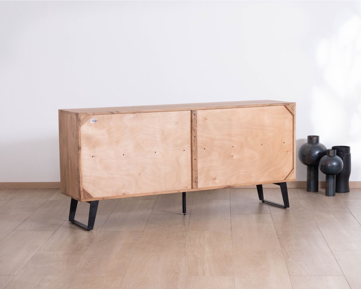 Credenza a 4 ante "Uky" in legno d'acacia, design contemporaneo dal sapore retrò