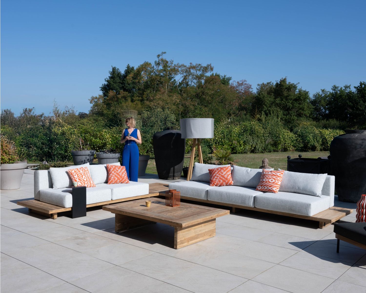 Tavolino grande da esterno in teak di design japandi "Eclipse" 140 cm