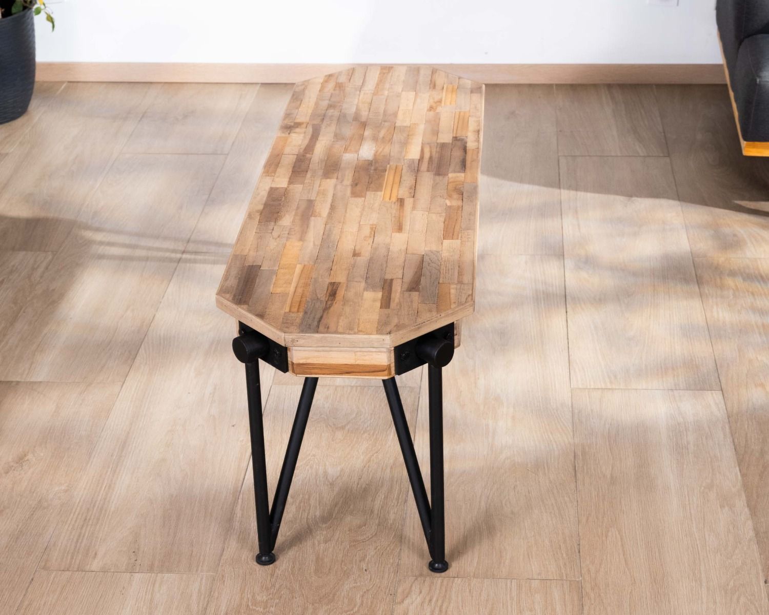 Panchina "Bendigo" in legno riciclato e metallo nero