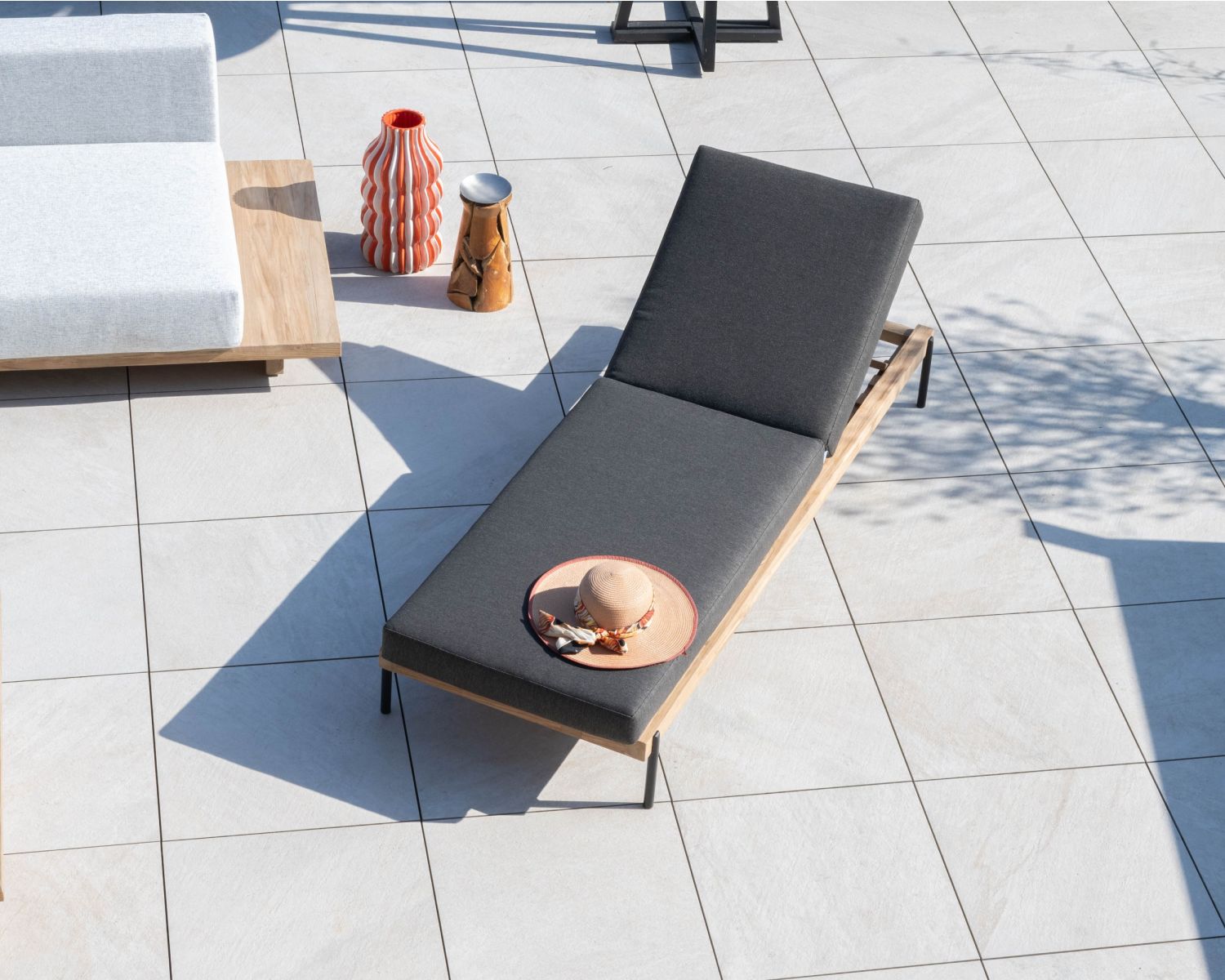 Lettino trapuntato chic e contemporaneo in teak, alluminio e tessuto "Hélios" grigio scuro