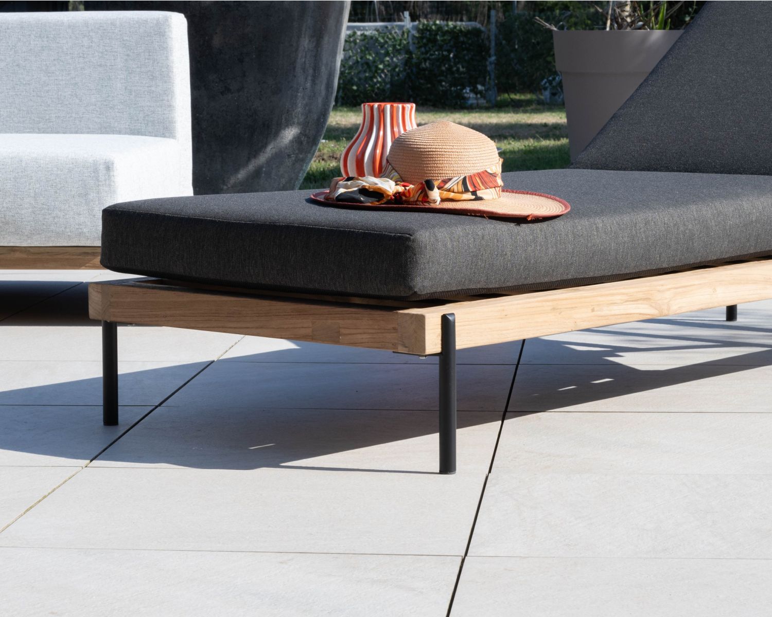 Lettino trapuntato chic e contemporaneo in teak, alluminio e tessuto "Hélios" grigio scuro