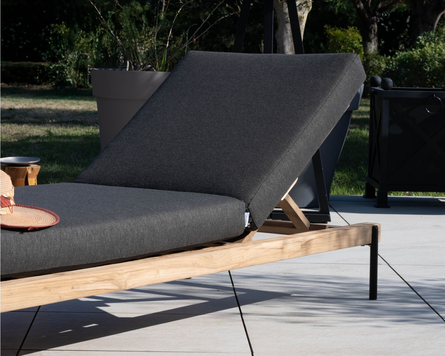 Lettino trapuntato chic e contemporaneo in teak, alluminio e tessuto "Hélios" grigio scuro