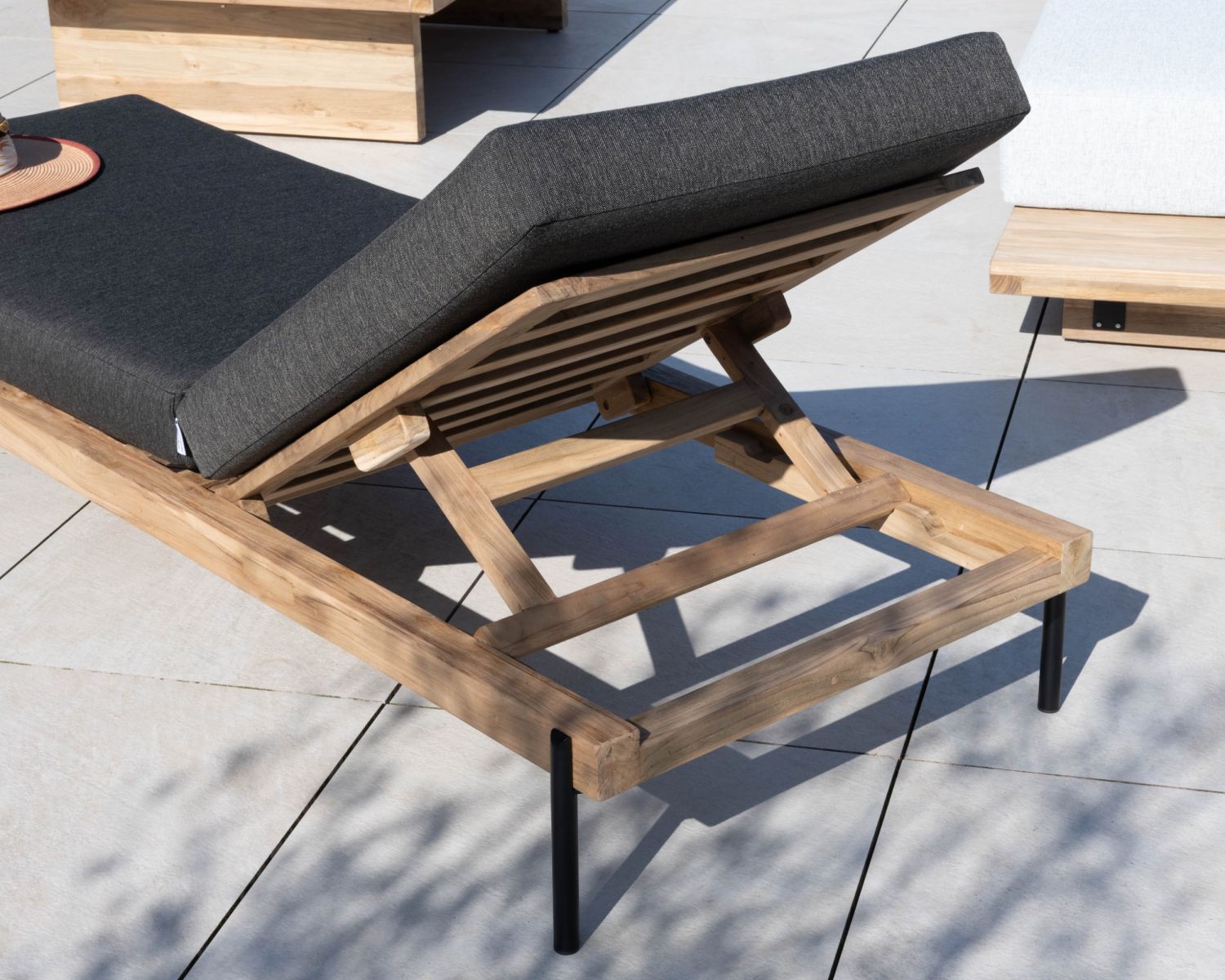 Lettino trapuntato chic e contemporaneo in teak, alluminio e tessuto "Hélios" grigio scuro