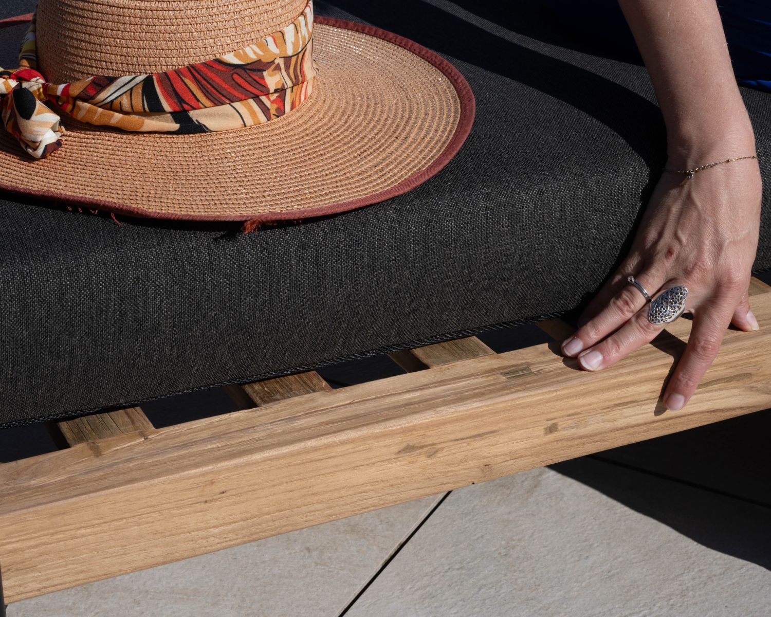 Lettino trapuntato chic e contemporaneo in teak, alluminio e tessuto "Hélios" grigio scuro