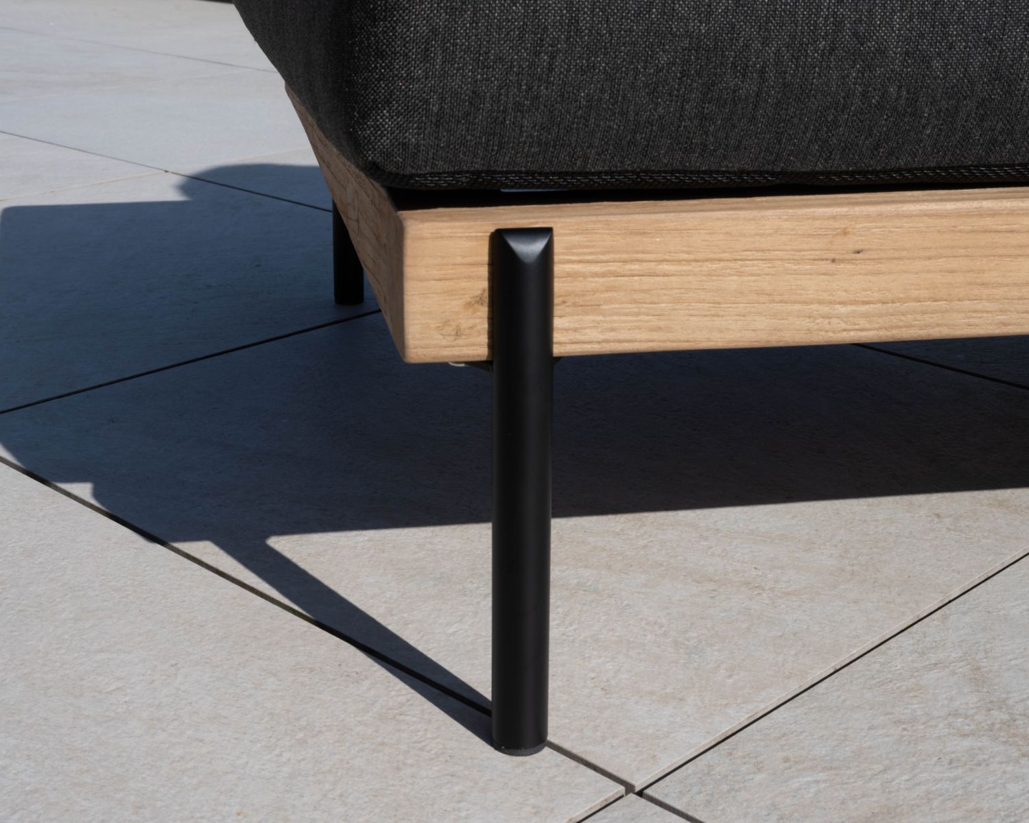 Lettino trapuntato chic e contemporaneo in teak, alluminio e tessuto "Hélios" grigio scuro