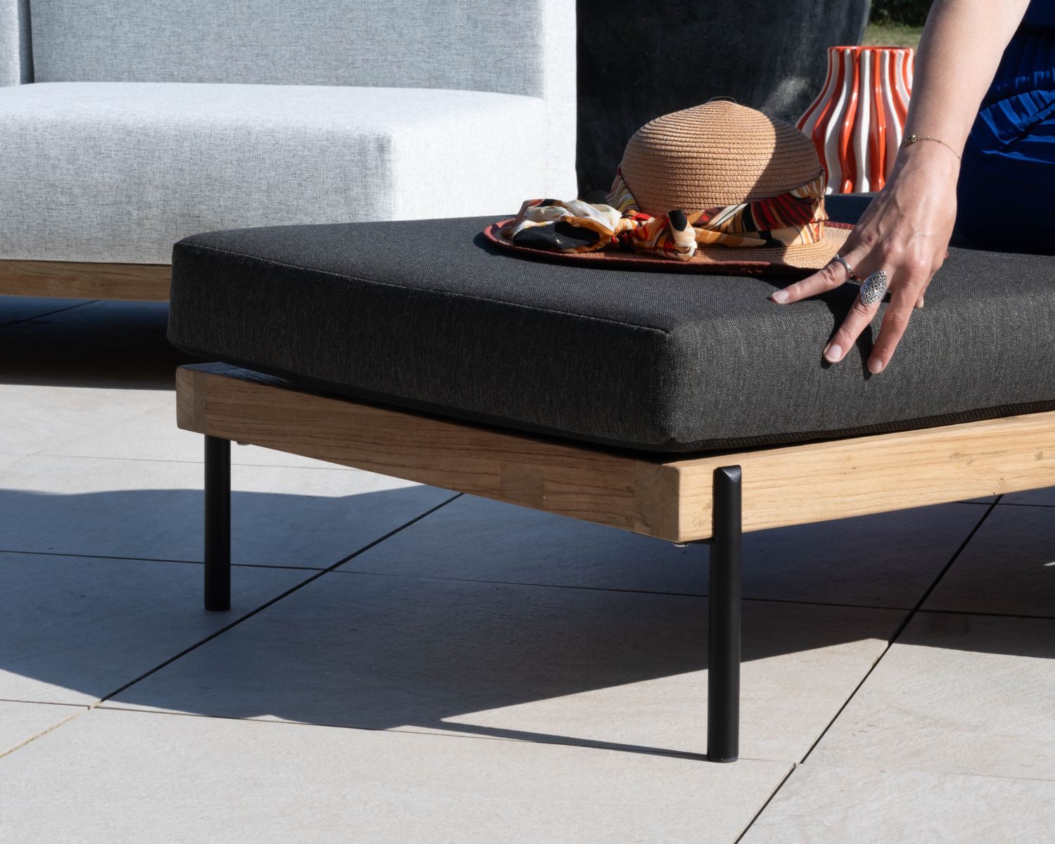 Lettino trapuntato chic e contemporaneo in teak, alluminio e tessuto "Hélios" grigio scuro