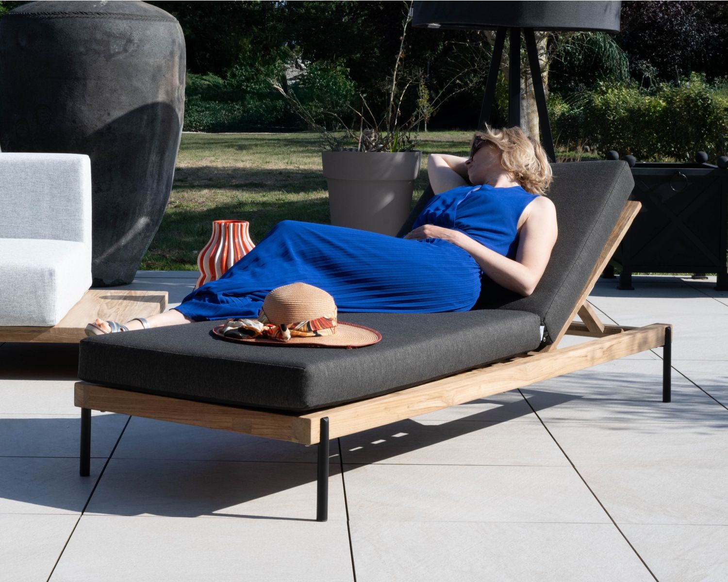 Lettino trapuntato chic e contemporaneo in teak, alluminio e tessuto "Hélios" grigio scuro