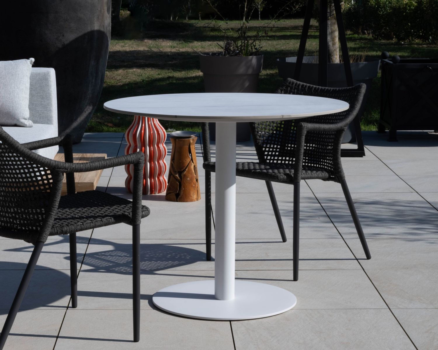 Tavolino rotondo bianco con piano in ceramica "Saint Tropez" 90 cm