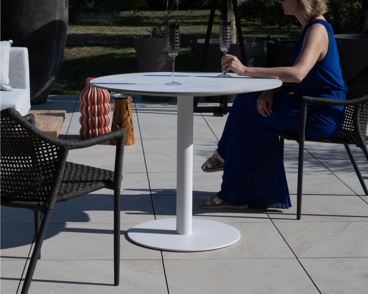 Tavolino rotondo bianco con piano in ceramica "Saint Tropez" 90 cm