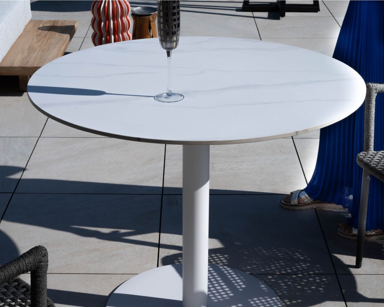 Tavolino rotondo bianco con piano in ceramica "Saint Tropez" 90 cm