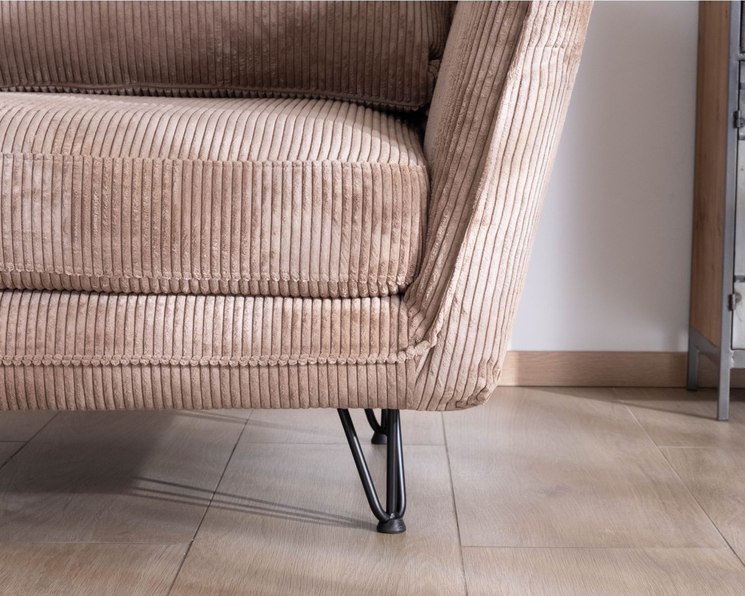 Poltrona "Hasting" ultra-confortevole in stile scandinavo in velluto a coste color cammello